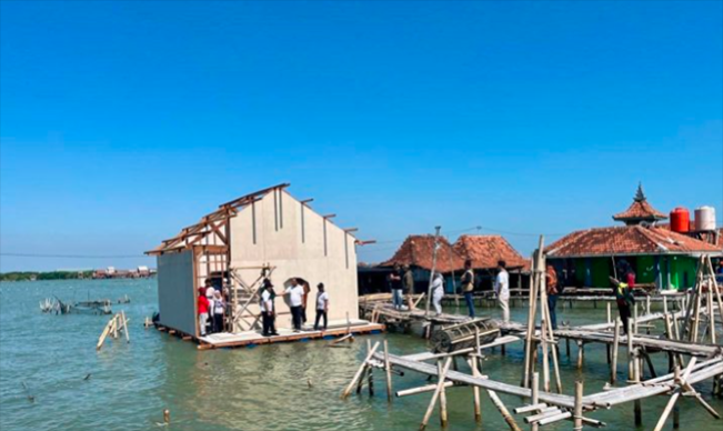 Pembangunan rumah apung tahap pertama bagi warga terdampak rob di Sayung Demak/Foto: Diskominfo Jateng